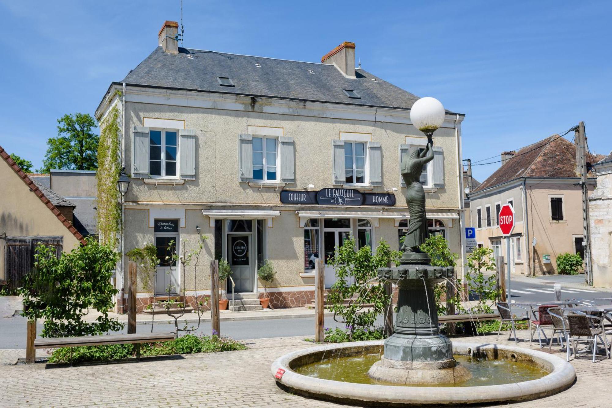 Aux Couleurs De Neuvy Hotel Exterior photo